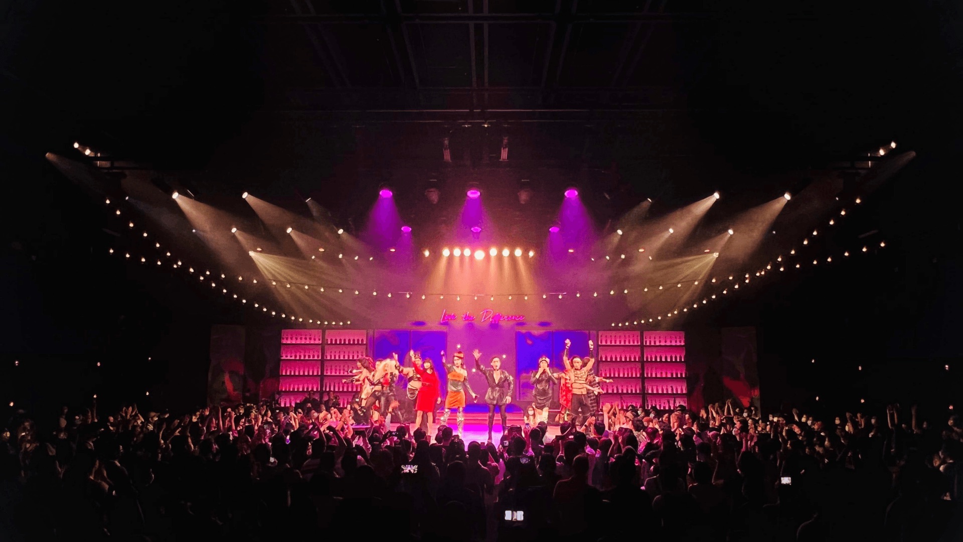 Finale in pink and purple light