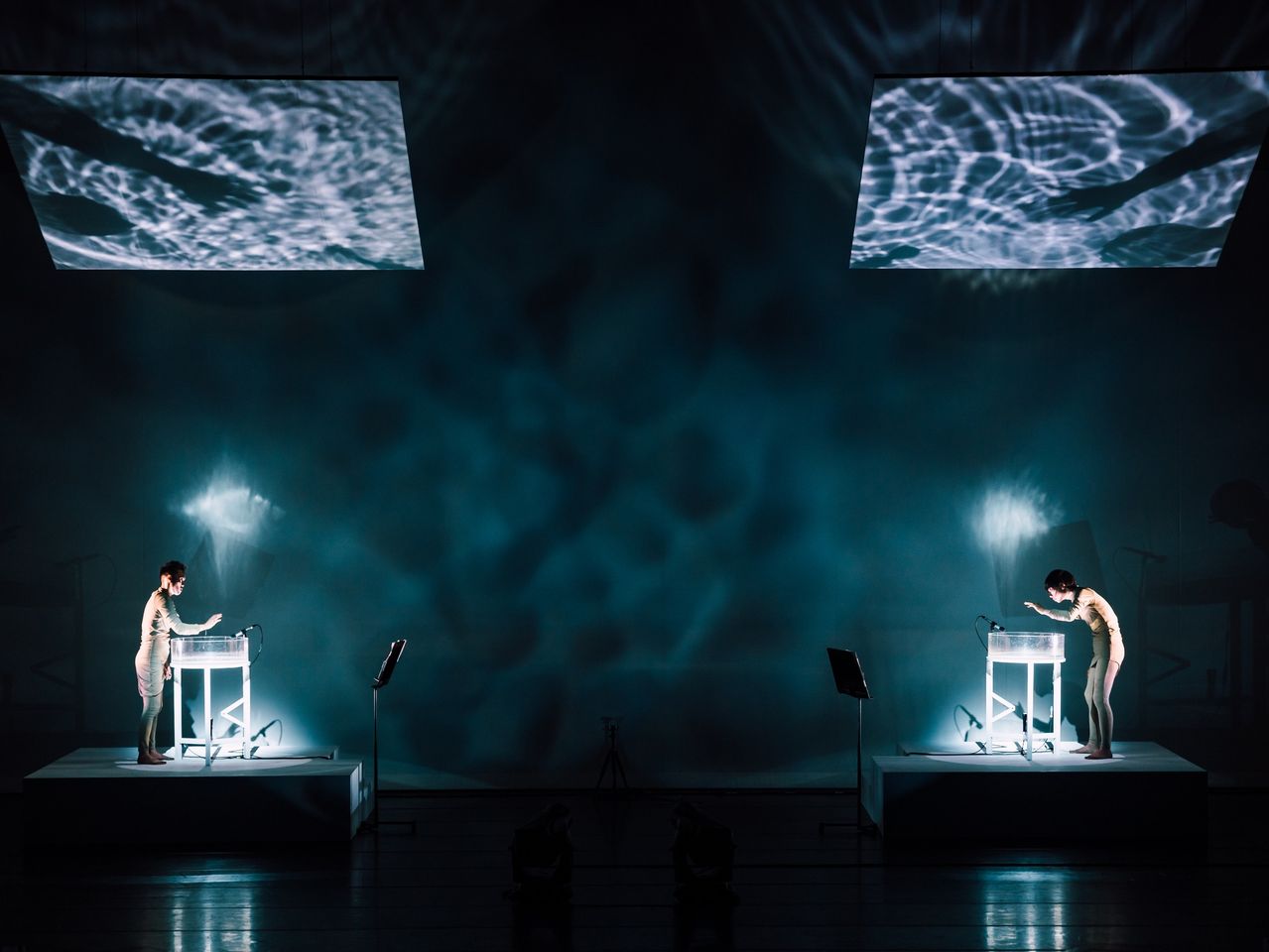 Water stations with ripple projections