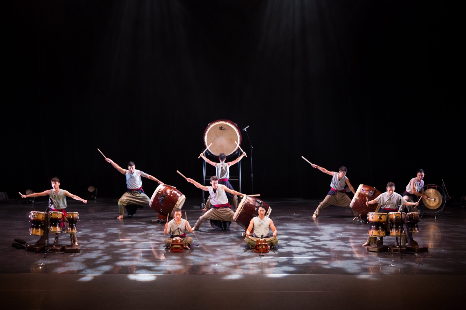 Full taiko ensemble in dramatic formation